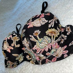 Victoria’s Secret black embroidered floral lined Demi bra sexy boho gold clasps